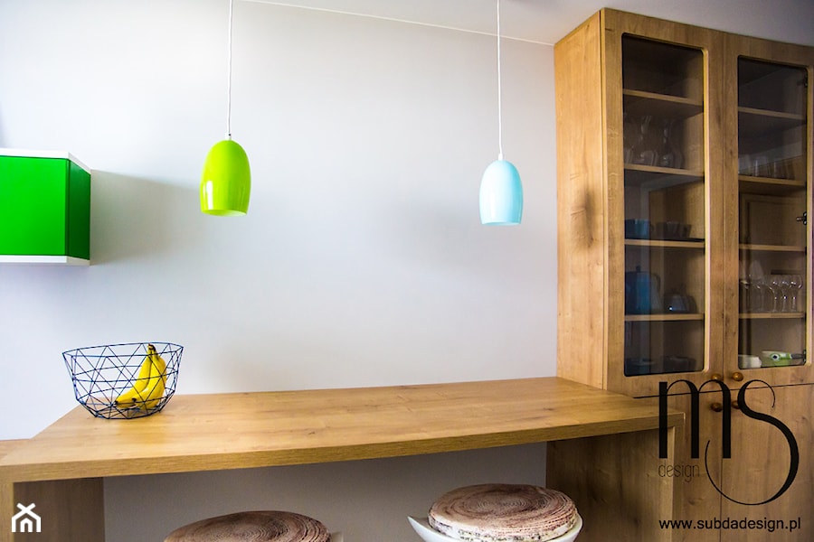 Kolorowe mieszanie w stylu skandynawskim - Mała szara jadalnia w salonie w kuchni jako osobne pomieszczenie, styl skandynawski - zdjęcie od http://www.subdadesign.pl