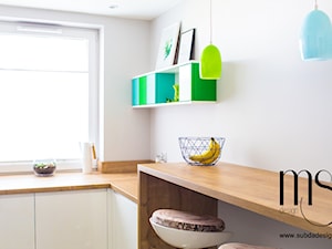 Kolorowe mieszanie w stylu skandynawskim - Mała biała kuchnia w kształcie litery l z oknem, styl skandynawski - zdjęcie od http://www.subdadesign.pl