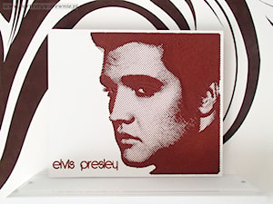 Elvis Presley - portret w stylu halftone - zdjęcie od Portrety w drewnie