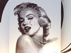 Merylin Monroe - portret w stylu halftone wykonany metodą drzeworytu - zdjęcie od Portrety w drewnie