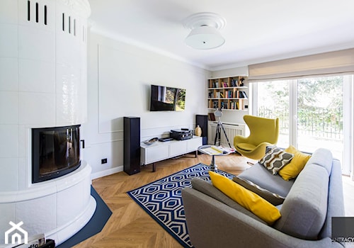 Realizacja - mieszkanie w stylu eklektycznym - Średni biały salon z tarasem / balkonem, styl nowoczesny - zdjęcie od Antracyt