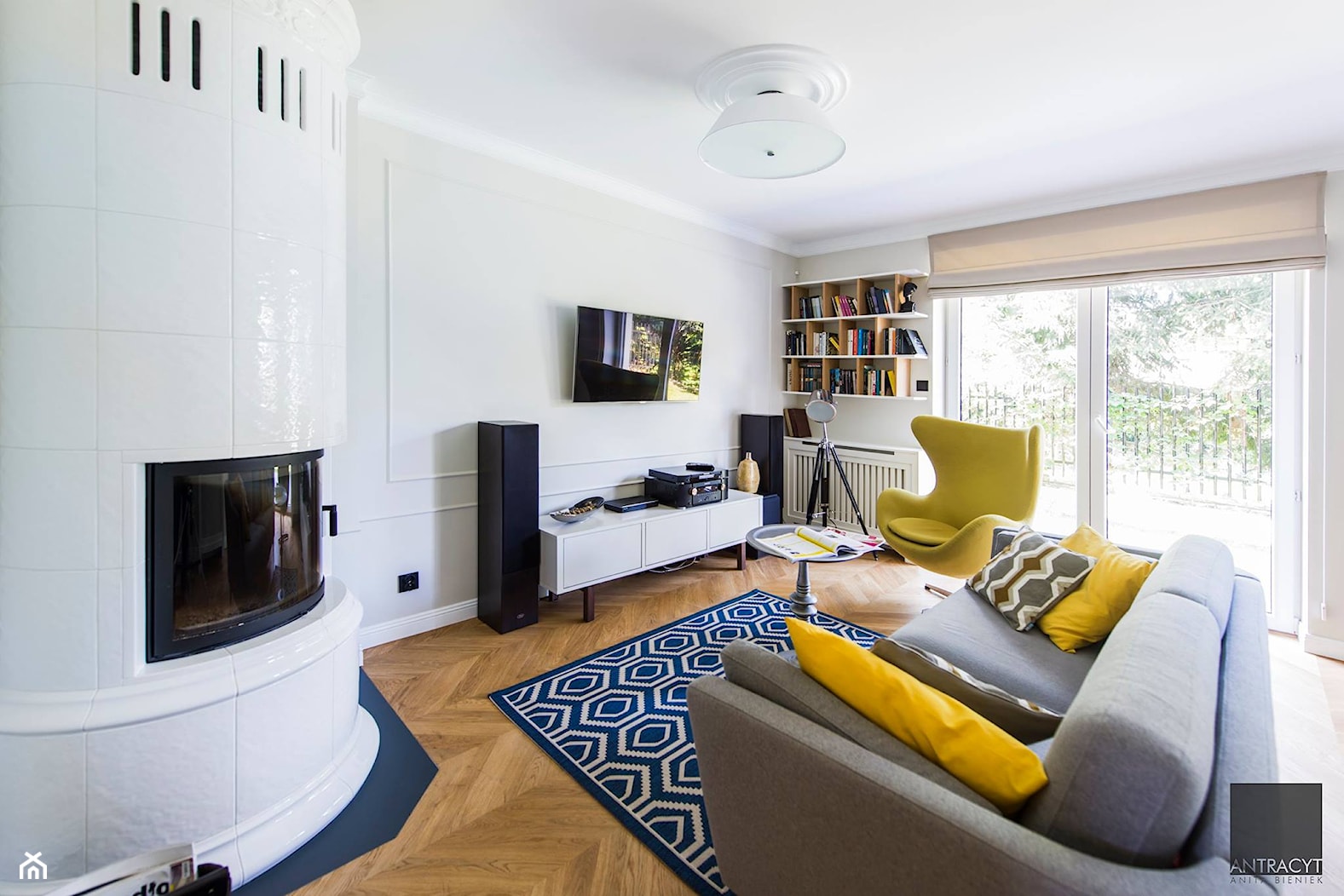 Realizacja - mieszkanie w stylu eklektycznym - Średni biały salon z tarasem / balkonem, styl nowoczesny - zdjęcie od Antracyt - Homebook