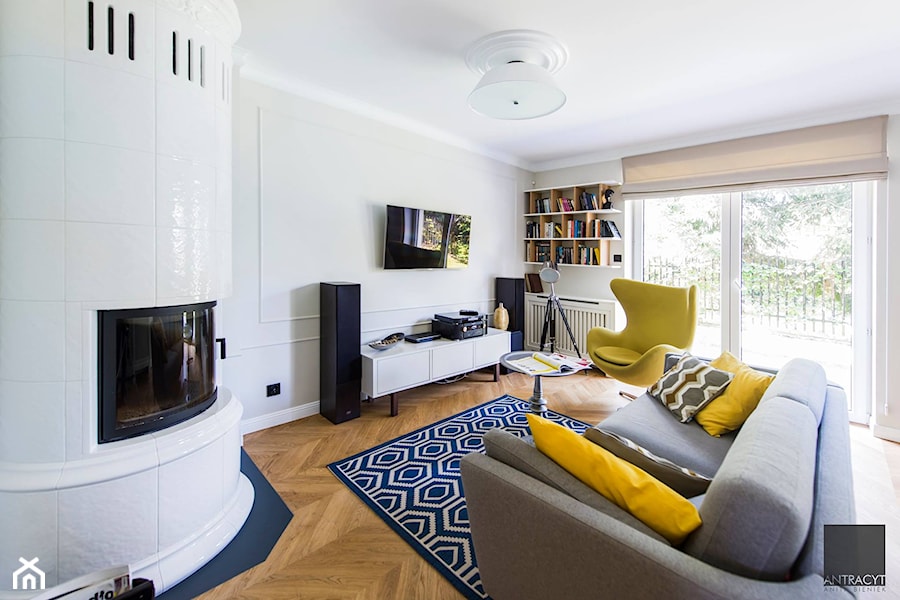 Realizacja - mieszkanie w stylu eklektycznym - Średni biały salon z tarasem / balkonem, styl nowoczesny - zdjęcie od Antracyt