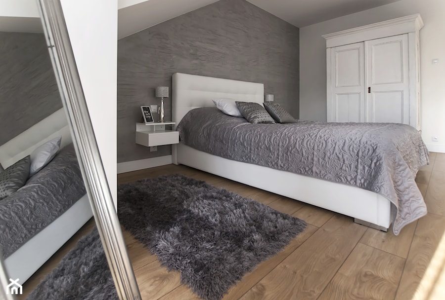 Szeregówka Białystok-realizacja - Średnia biała szara sypialnia na poddaszu, styl glamour - zdjęcie od Antracyt