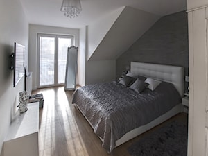 Szeregówka Białystok-realizacja - Średnia biała szara sypialnia na poddaszu z balkonem / tarasem, styl glamour - zdjęcie od Antracyt
