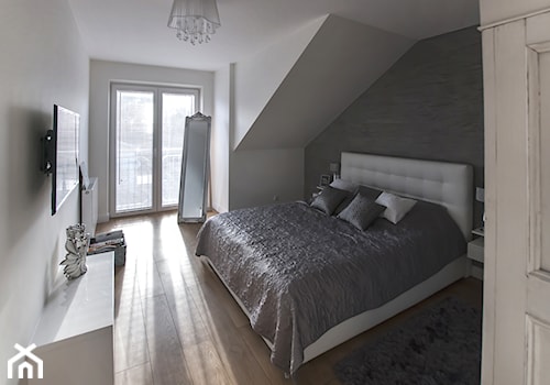 Szeregówka Białystok-realizacja - Średnia biała szara sypialnia na poddaszu z balkonem / tarasem, styl glamour - zdjęcie od Antracyt