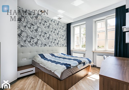 Mieszkanie na Krakowskim Przedmieściu - Duża biała z biurkiem sypialnia, styl nowoczesny - zdjęcie od MONOdizajn Architektura i Wnętrza