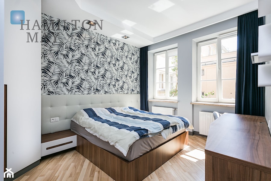 Mieszkanie na Krakowskim Przedmieściu - Duża biała z biurkiem sypialnia, styl nowoczesny - zdjęcie od MONOdizajn Architektura i Wnętrza