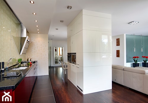 kuchnia bordo + biel - zdjęcie od noomo studio architektury