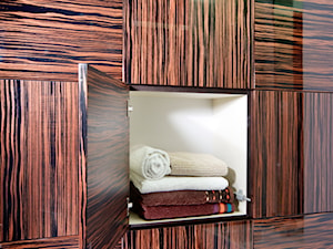 sypialnia z drewnianą łazienką - Łazienka, styl nowoczesny - zdjęcie od noomo studio architektury