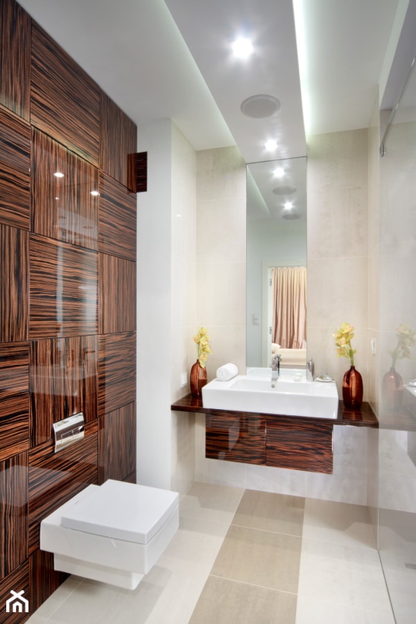 sypialnia z drewnianą łazienką - Łazienka, styl nowoczesny - zdjęcie od noomo studio architektury