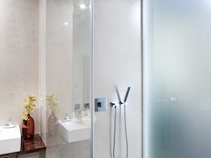 łazienka z "oknem" na mieszkanie - zdjęcie od noomo studio architektury