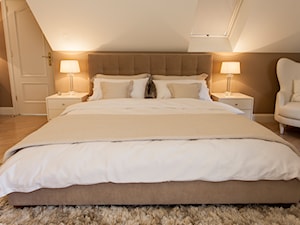 SYPIALNIA W DOMU POD WARSZAWĄ - Duża beżowa biała sypialnia na poddaszu, styl glamour - zdjęcie od MARTA PERSKA INTERIORS