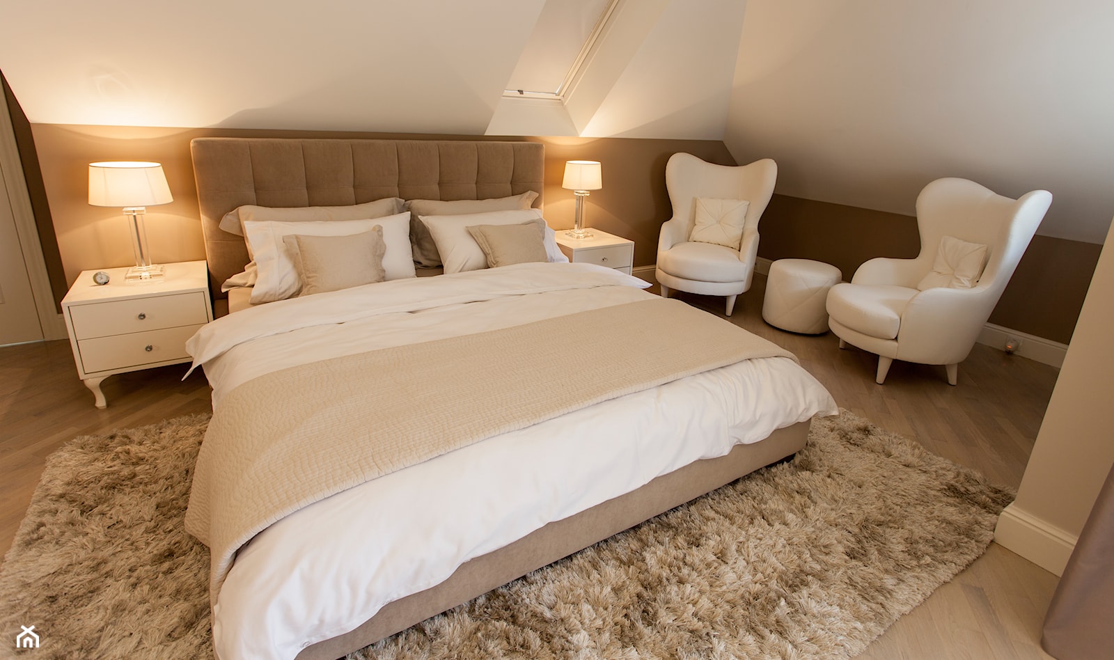 SYPIALNIA W DOMU POD WARSZAWĄ - Duża beżowa biała sypialnia na poddaszu, styl glamour - zdjęcie od MARTA PERSKA INTERIORS - Homebook