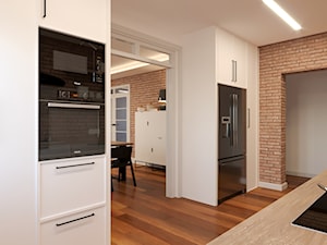 MODERN&COZY - Średnia otwarta z salonem biała z zabudowaną lodówką kuchnia dwurzędowa, styl nowoczesny - zdjęcie od MARTA PERSKA INTERIORS