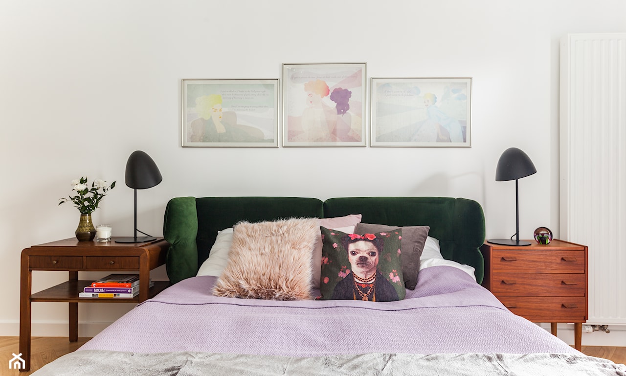sypialnia retro, zielona tapicerka łóżko