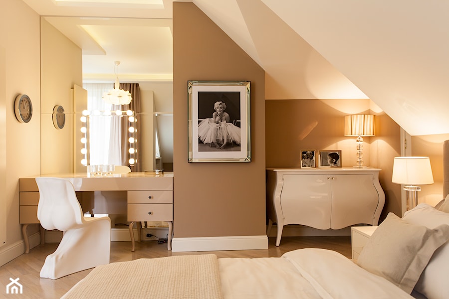 SYPIALNIA W DOMU POD WARSZAWĄ - Średnia beżowa biała sypialnia na poddaszu, styl glamour - zdjęcie od MARTA PERSKA INTERIORS