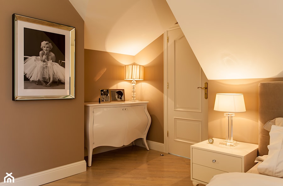 SYPIALNIA W DOMU POD WARSZAWĄ - Średnia beżowa sypialnia na poddaszu, styl glamour - zdjęcie od MARTA PERSKA INTERIORS