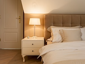 SYPIALNIA W DOMU POD WARSZAWĄ - Duża beżowa biała sypialnia na poddaszu, styl glamour - zdjęcie od MARTA PERSKA INTERIORS