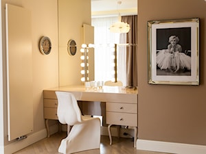 SYPIALNIA W DOMU POD WARSZAWĄ - Średnia beżowa biała sypialnia, styl glamour - zdjęcie od MARTA PERSKA INTERIORS
