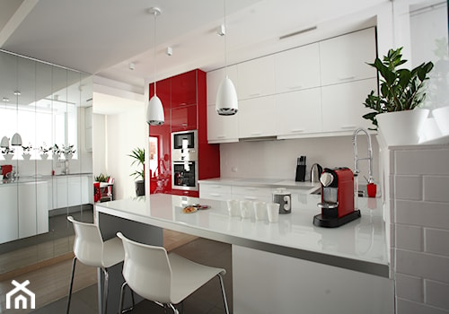 NOWOCZESNA KUCHNIA - Średnia z czerwonymi frontami otwarta z salonem biała z zabudowaną lodówką kuchnia w kształcie litery u, styl nowoczesny - zdjęcie od MARTA PERSKA INTERIORS