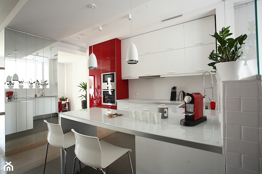 NOWOCZESNA KUCHNIA - Średnia z czerwonymi frontami otwarta z salonem biała z zabudowaną lodówką kuchnia w kształcie litery u, styl nowoczesny - zdjęcie od MARTA PERSKA INTERIORS