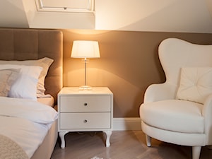 SYPIALNIA W DOMU POD WARSZAWĄ - Średnia beżowa brązowa sypialnia na poddaszu, styl glamour - zdjęcie od MARTA PERSKA INTERIORS