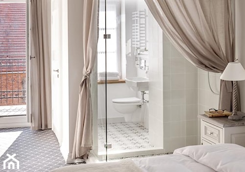 PAŁAC KAMIENIEC - SYPIALNIE - Mała łazienka z oknem, styl tradycyjny - zdjęcie od MARTA PERSKA INTERIORS