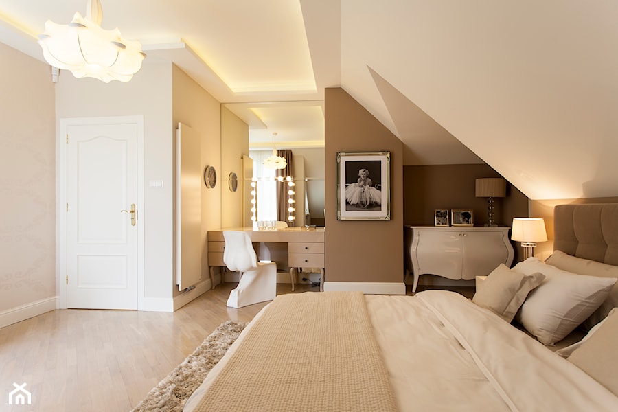 SYPIALNIA W DOMU POD WARSZAWĄ - Duża beżowa biała szara sypialnia na poddaszu, styl glamour - zdjęcie od MARTA PERSKA INTERIORS