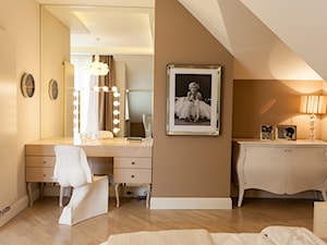 SYPIALNIA W DOMU POD WARSZAWĄ - Duża beżowa sypialnia na poddaszu, styl glamour - zdjęcie od MARTA PERSKA INTERIORS