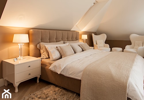 SYPIALNIA W DOMU POD WARSZAWĄ - Średnia beżowa biała sypialnia na poddaszu, styl glamour - zdjęcie od MARTA PERSKA INTERIORS