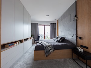 SYPIALNIA W WIELKIM MIEŚCIE - Średnia biała z biurkiem sypialnia z balkonem / tarasem, styl nowoczesny - zdjęcie od MARTA PERSKA INTERIORS