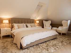 SYPIALNIA W DOMU POD WARSZAWĄ - Średnia biała brązowa sypialnia na poddaszu, styl glamour - zdjęcie od MARTA PERSKA INTERIORS
