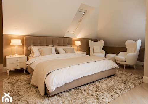 SYPIALNIA W DOMU POD WARSZAWĄ - Średnia biała brązowa sypialnia na poddaszu, styl glamour - zdjęcie od MARTA PERSKA INTERIORS