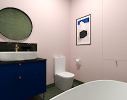 PONADCZASOWY MOKOTÓW - Średnia bez okna z lustrem z marmurową podłogą łazienka, styl nowoczesny - zdjęcie od MARTA PERSKA INTERIORS - Homebook
