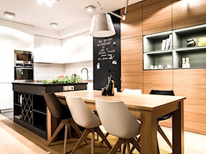 SALON NA WYMIAR - Średnia beżowa jadalnia w kuchni, styl nowoczesny - zdjęcie od MARTA PERSKA INTERIORS