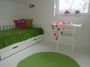 Projekt 4 - Średni biały pokój dziecka dla nastolatka dla dziewczynki, styl skandynawski - zdjęcie od Sylwia Królikowska-Ciągło / Atelier wnętrzarskie