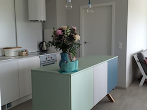Projekt 5 - Mała otwarta z salonem biała szara z zabudowaną lodówką kuchnia jednorzędowa z wyspą lub półwyspem - zdjęcie od Sylwia Królikowska-Ciągło / Atelier wnętrzarskie