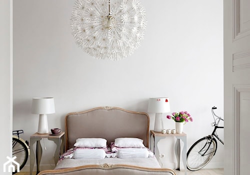 Projekt 1 - Mała biała sypialnia na poddaszu na antresoli, styl nowoczesny - zdjęcie od Sylwia Królikowska-Ciągło / Atelier wnętrzarskie