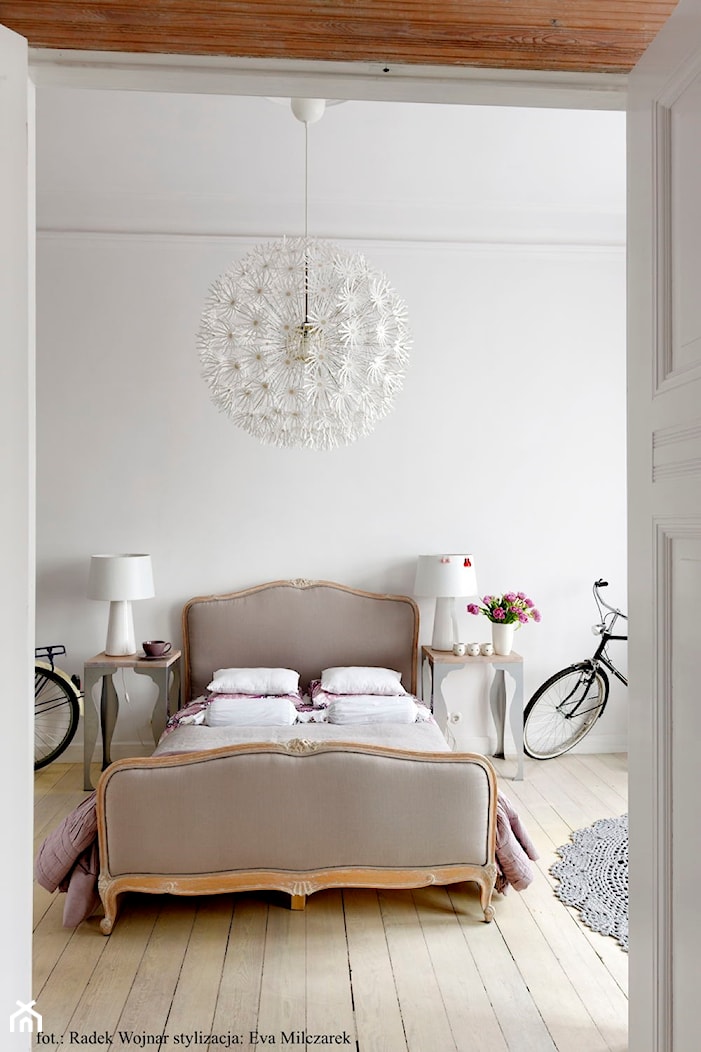 Projekt 1 - Mała biała sypialnia na poddaszu na antresoli, styl nowoczesny - zdjęcie od Sylwia Królikowska-Ciągło / Atelier wnętrzarskie - Homebook