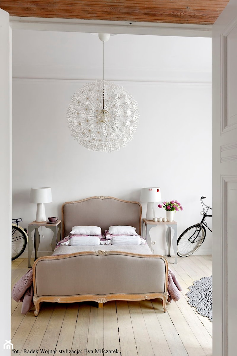 Projekt 1 - Mała biała sypialnia na poddaszu na antresoli, styl nowoczesny - zdjęcie od Sylwia Królikowska-Ciągło / Atelier wnętrzarskie