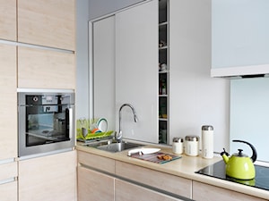 Projekt 2 - Średnia otwarta biała niebieska z zabudowaną lodówką kuchnia w kształcie litery l - zdjęcie od Sylwia Królikowska-Ciągło / Atelier wnętrzarskie