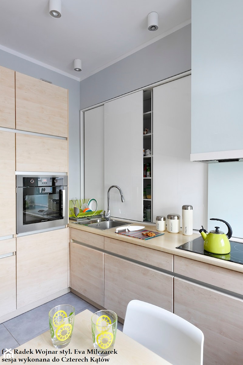 Projekt 2 - Średnia otwarta biała niebieska z zabudowaną lodówką kuchnia w kształcie litery l - zdjęcie od Sylwia Królikowska-Ciągło / Atelier wnętrzarskie
