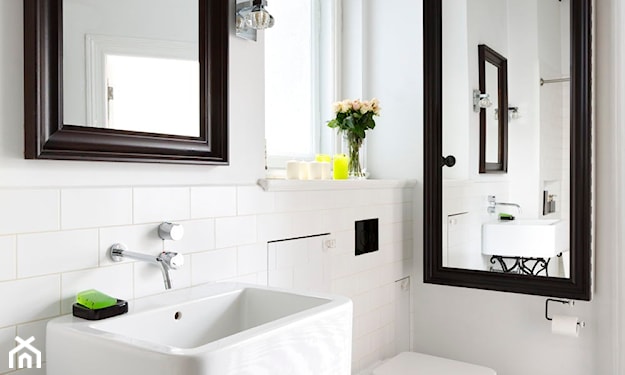 umywalka na metalowym stojaku, czarne lustro, białe płytki w łazience