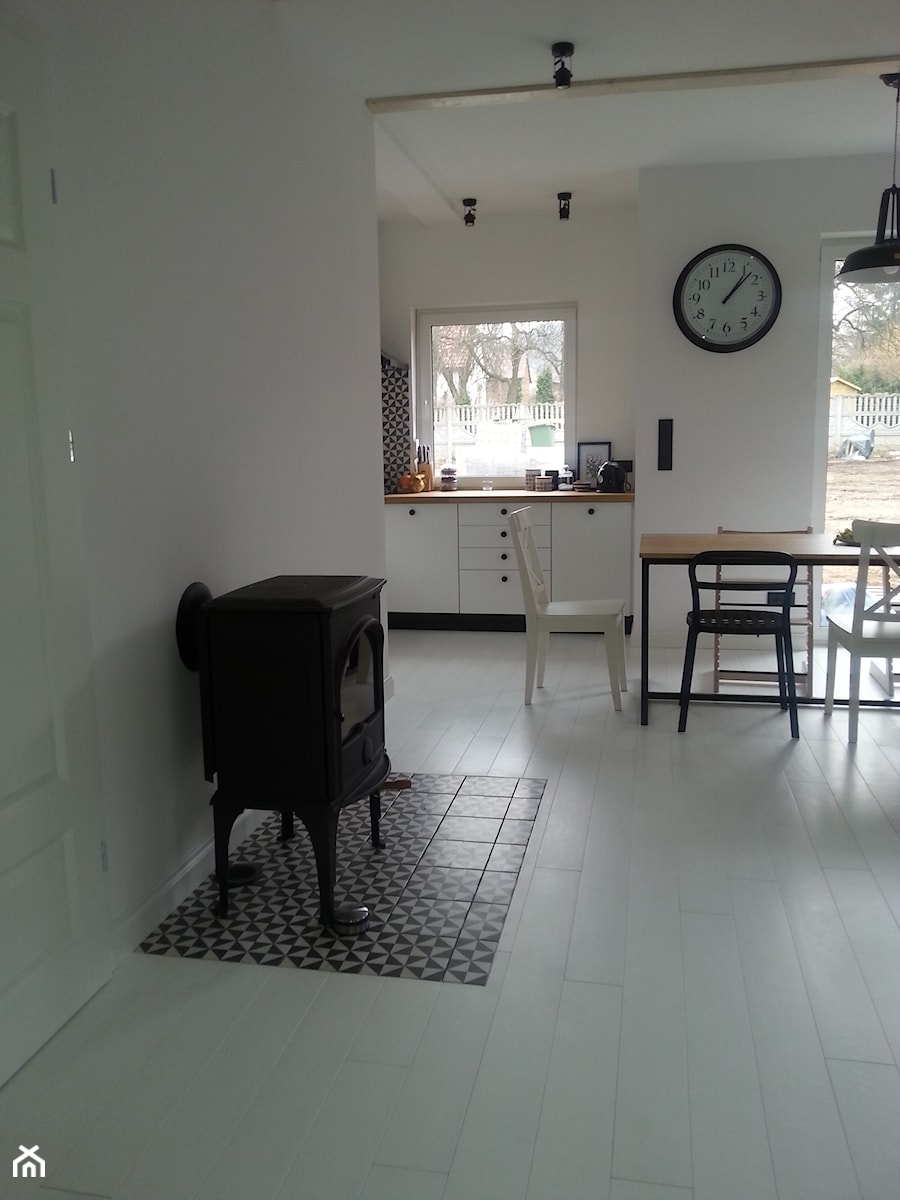 Projekt 4 - Duża biała jadalnia w kuchni, styl skandynawski - zdjęcie od Sylwia Królikowska-Ciągło / Atelier wnętrzarskie