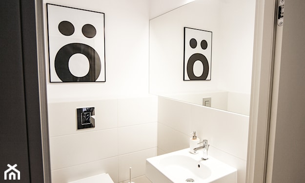 mała łazienka skandynawska, białe płytki łazienkowe, biało-czarna grafika na ścianie