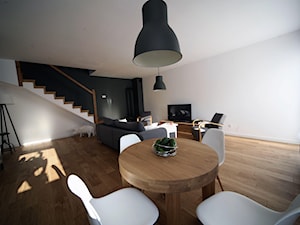 GREY SCALE dom szeregowy Biedrusko - Mała biała jadalnia w salonie, styl minimalistyczny - zdjęcie od Pracownia Projektowania i Aranżacji Wnętrz Ewa Zawartowska