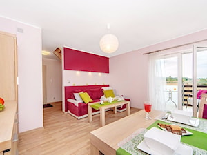 Wieliczka, Chrobrego mieszkanie 37m2 z antresolą - Średni biały czerwony salon z jadalnią z tarasem / balkonem, styl tradycyjny - zdjęcie od Joanna Sokołowska 4