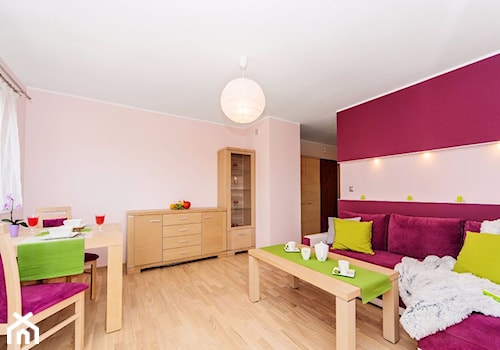Wieliczka, Chrobrego mieszkanie 37m2 z antresolą - Średni biały różowy salon z jadalnią, styl tradycyjny - zdjęcie od Joanna Sokołowska 4