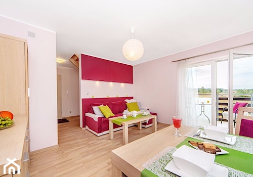 Mały różowy salon z jadalnią z tarasem / balkonem, styl tradycyjny - zdjęcie od Joanna Sokołowska 4
